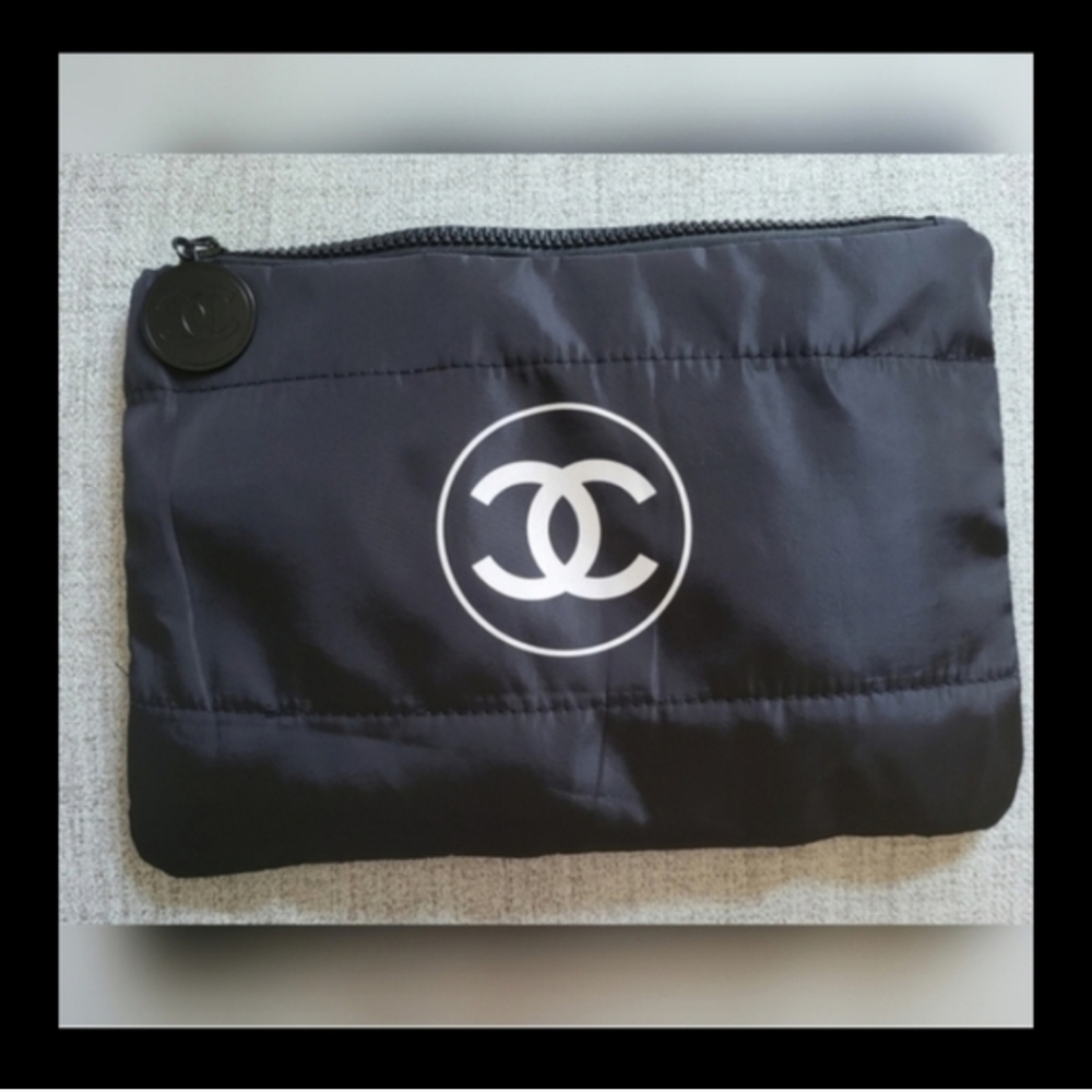 Nylon Novelty Pouch For Accessories Or Added Protection To Store Your iPad.